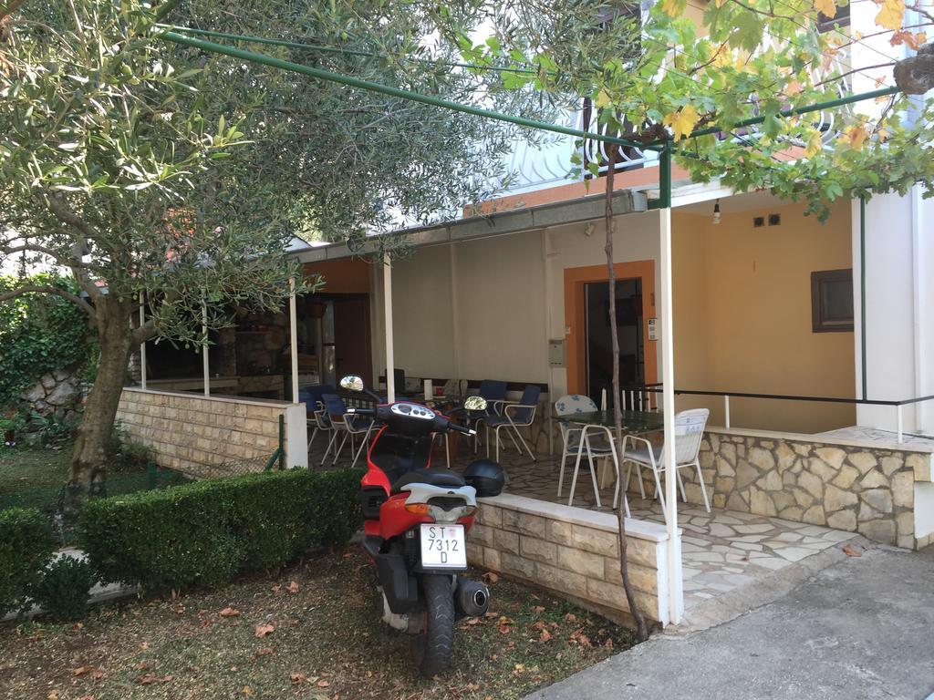 Apartments Bilic Nemira Омиш Экстерьер фото